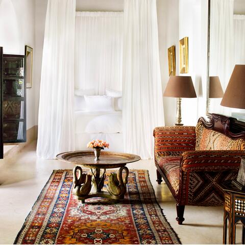 A whitewashed bedroom at L'Hôtel Marrakech