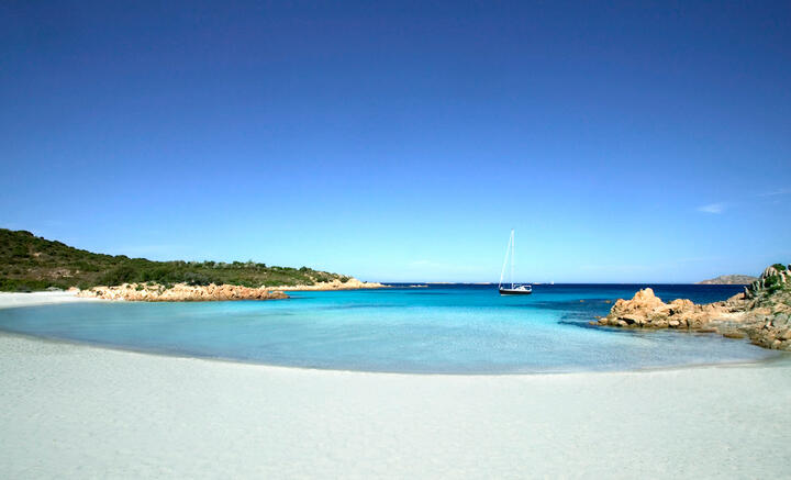 A cloudless day at Spiaggia del Principe.