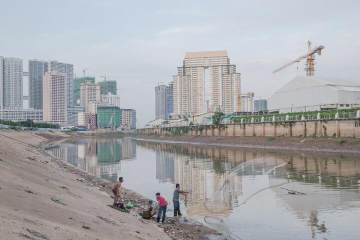 All the inhabitants of Koh Pich were evicted about ten years ago. Very few fishermen continue to catch fish in the Bassac river.