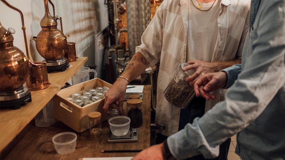 Making gin at La Distillerie Bar Lab 